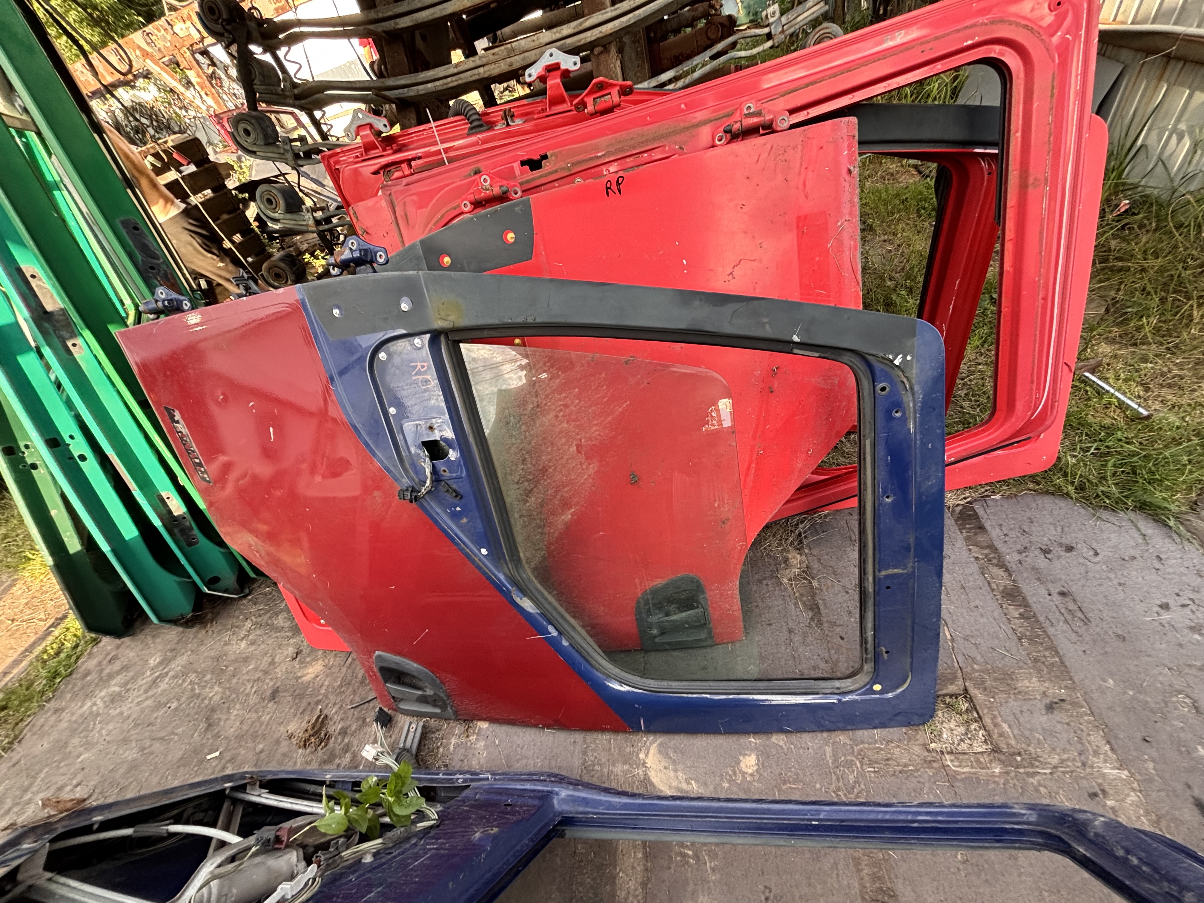 Двери левая и правая КОМПЛЕКТ красно-синяя Рено Премиум Renault Premium 5600464824 5010225216 5600464829